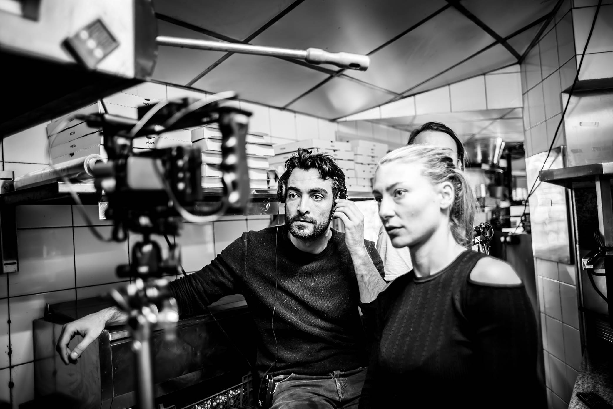 David Kadoche O'Sullivan en tournage, derrière la caméra